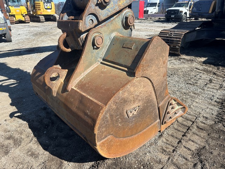 new-holland-eh215-image-39