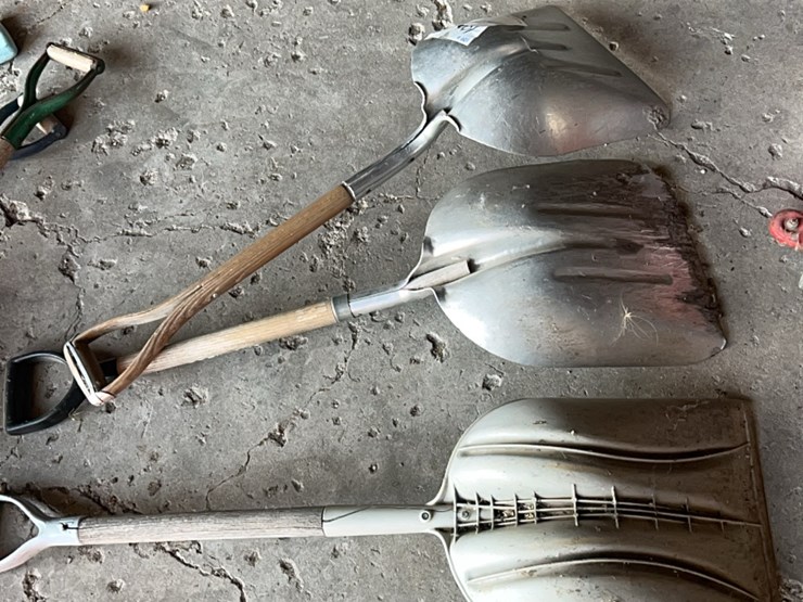 (3)-grain-shovels,-two-are-aluminum,-one-is-plastic-image-10