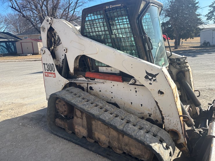 2007-bobcat-t300-image-14