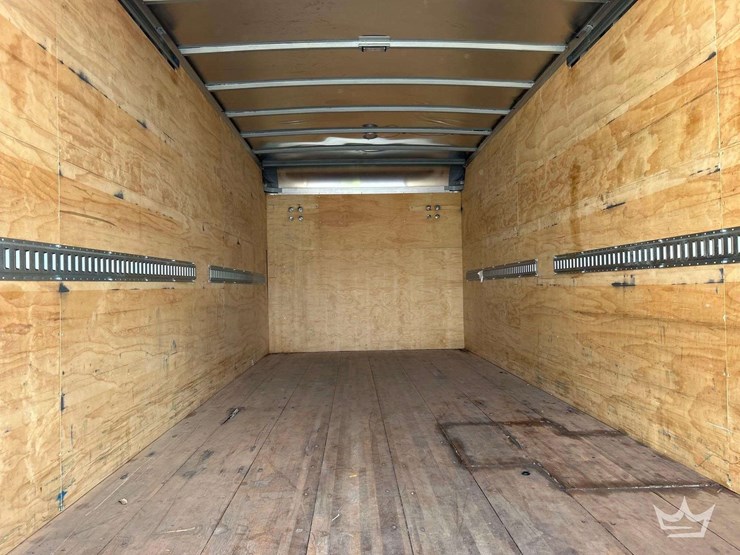 2016-isuzu-npr-image-19