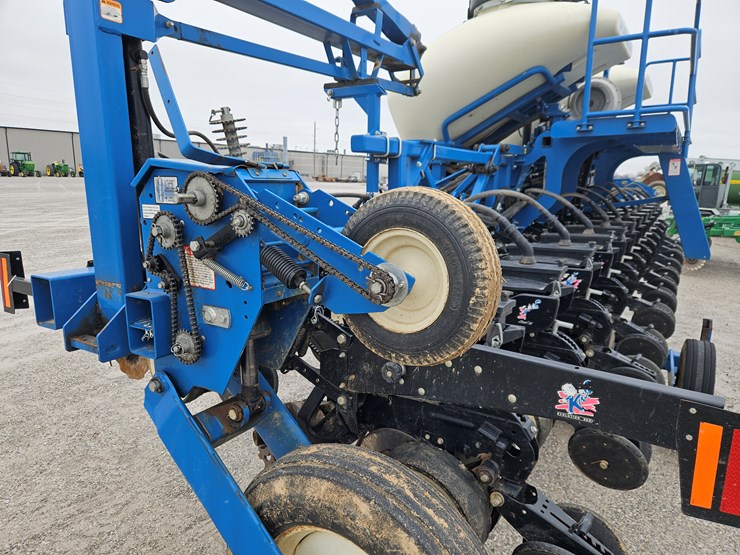 2011-kinze-3600-image-11