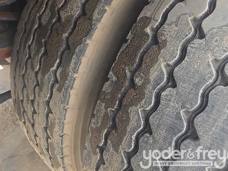 2021-freightliner-m2-106-image-42