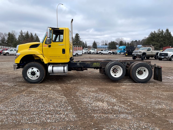 #1030-•-2011-international-truck-tractor-(has-mn-title)-image-2