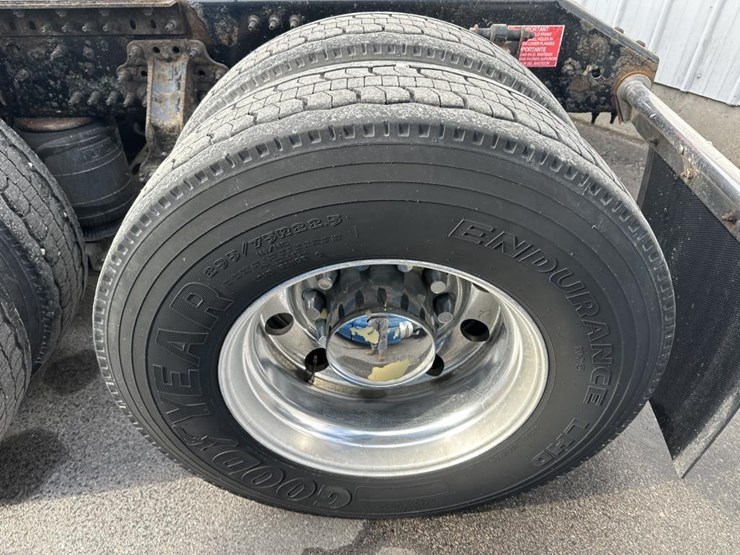 2012-volvo-10-image-58