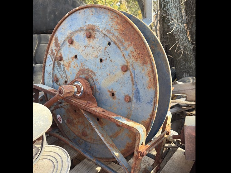 #81-•-pallet-miscellaneous,-including-vintage-paint,-shaker-hose-reel,-right-angle-gearbox-image-3