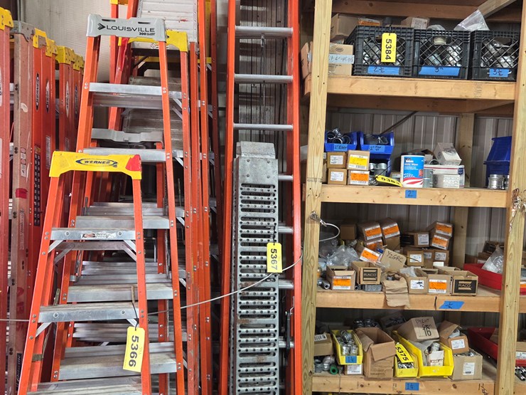 #5367-•-(2)-extension-ladders,-(3)-aluminum-planks,-ramps-image-1