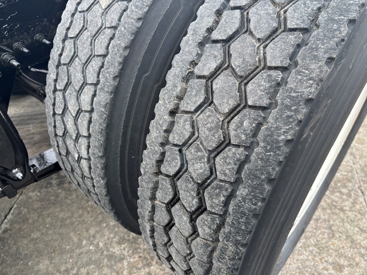 2018-freightliner-cascadia-126-image-74