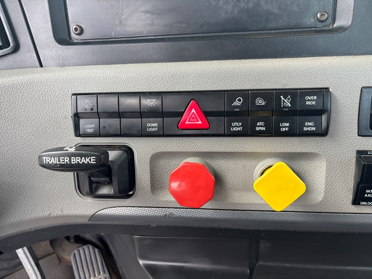 2018-freightliner-cascadia-126-image-32