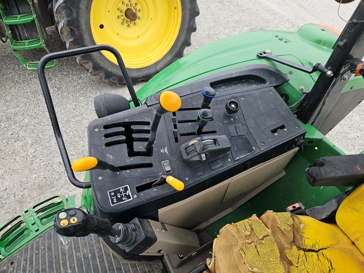 2017-john-deere-6110m-image-12