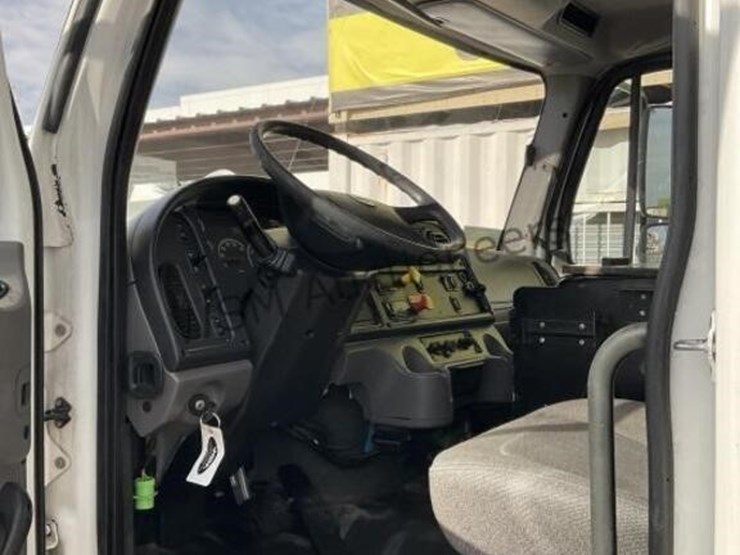 2012-freightliner-m2-106-image-31