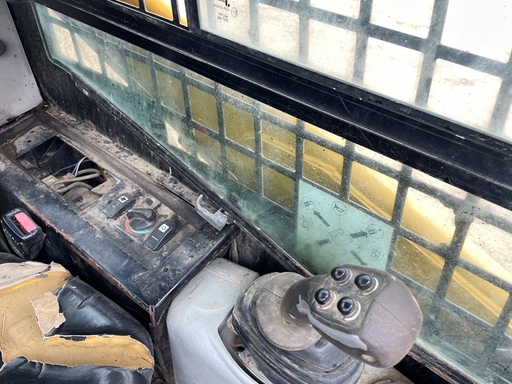 caterpillar-247-image-32