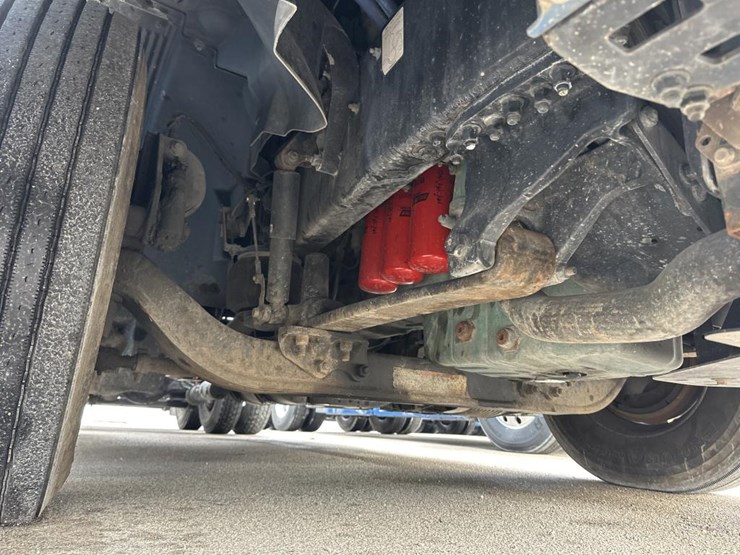 #2231-•-2016-volvo-vnl-sleeper-cab-semi-image-33