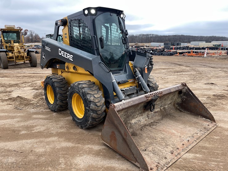 2019-john-deere-332-image-4