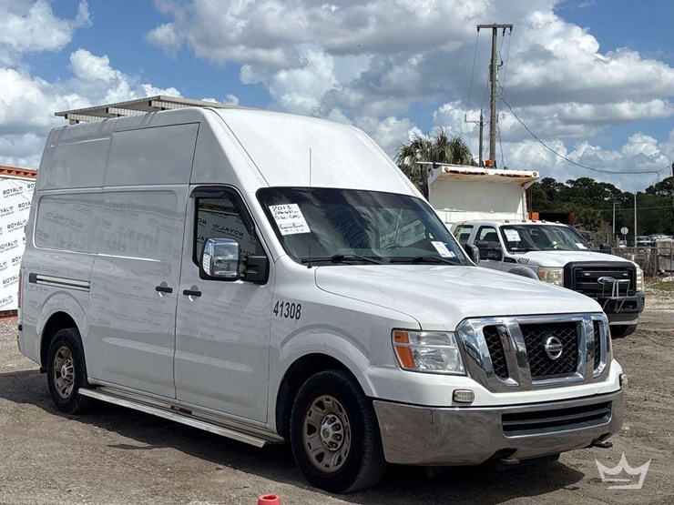 2013-nissan-nv2500hd-image-2