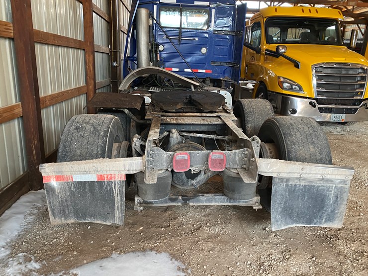 #310-•-2015-volvo-d13-tandem-axle-semi-rolled-over-(has-wi-title)-(algoma,-wi)-image-9