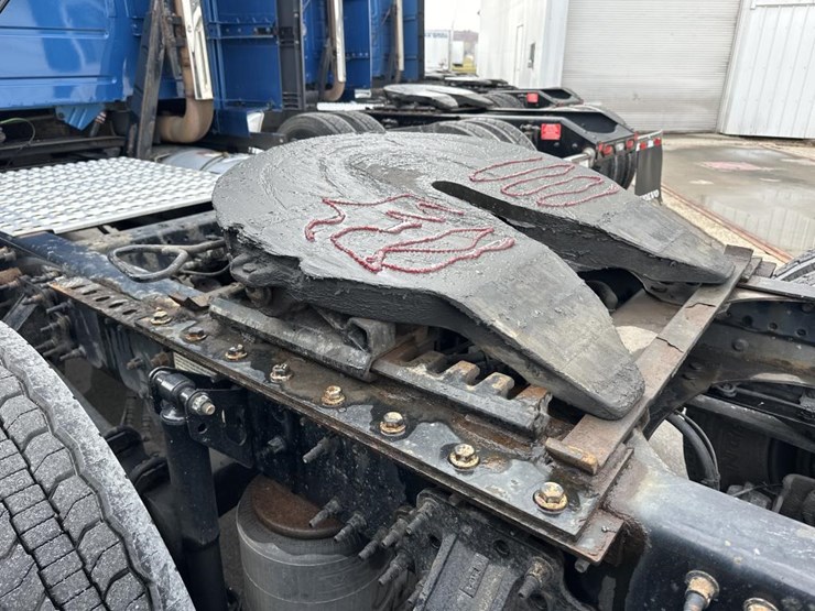 2019-volvo-10-image-25