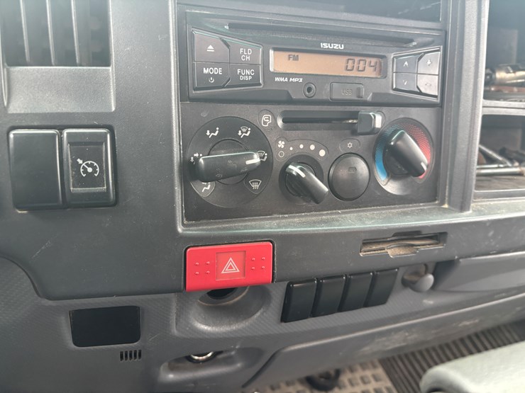 2015-isuzu-npr-xd-image-35