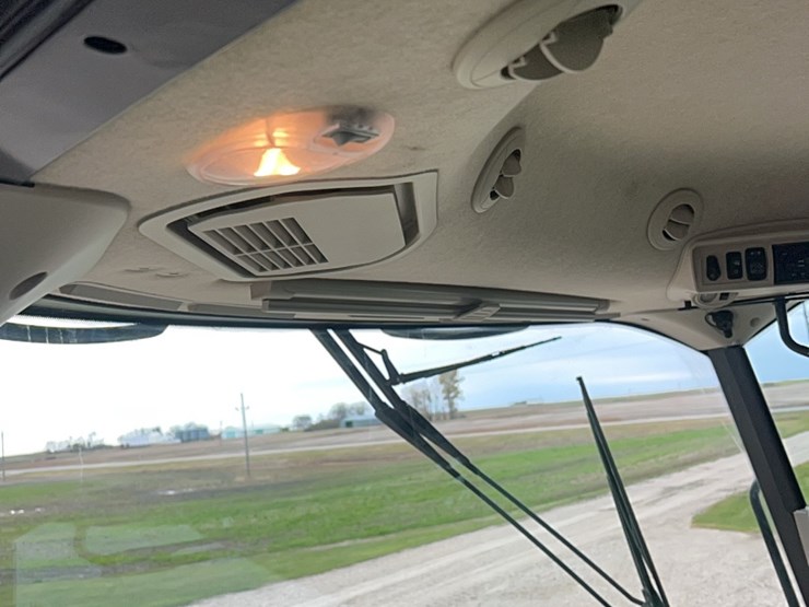 2014-john-deere-s680-image-125