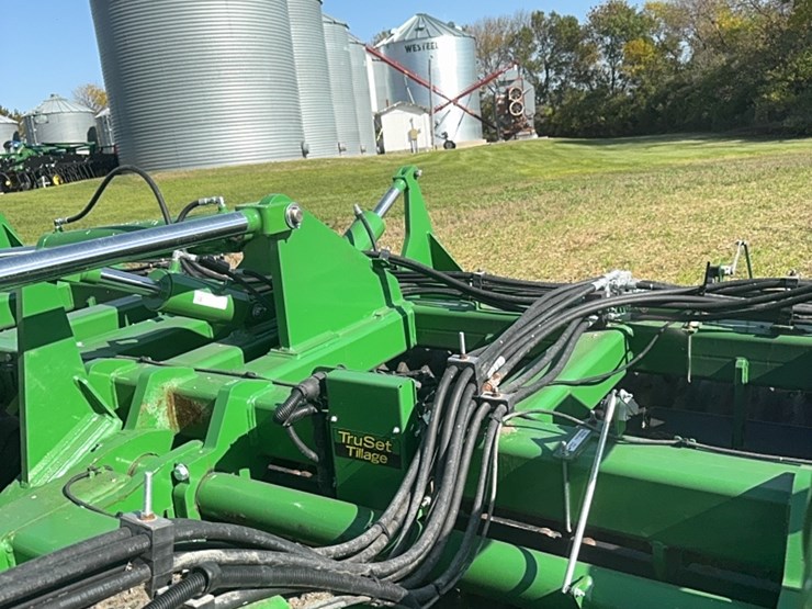 2023-john-deere-h-image-27