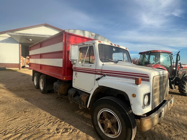 lot-12.-1981-ih-tandem-twin-screw-grain-truck,-very-good-19’-strong-box-and-hoist,-roll-tarp,-466-diesel,-5+4-
vin-af195bca10481-image-5