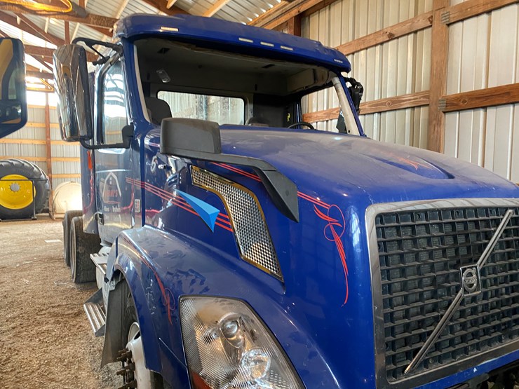 #310-•-2015-volvo-d13-tandem-axle-semi-rolled-over-(has-wi-title)-(algoma,-wi)-image-2