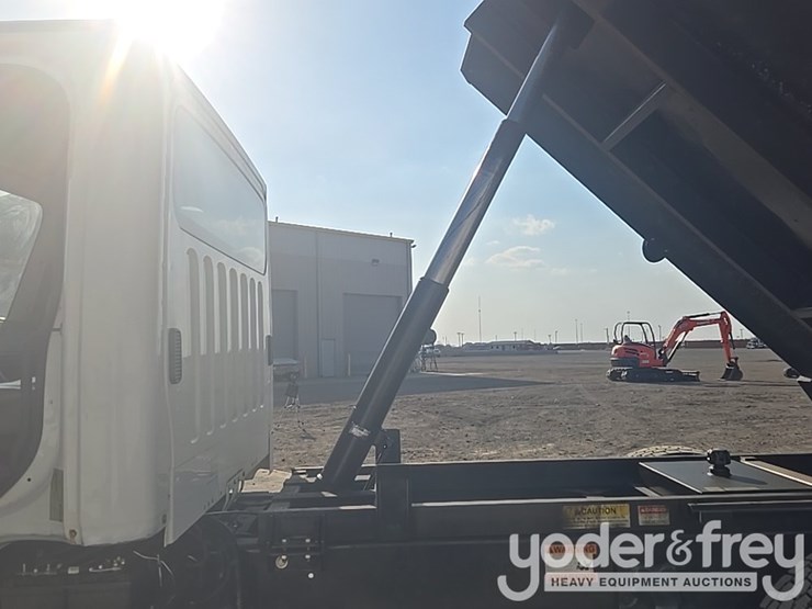 2020-freightliner-m2-106-image-21