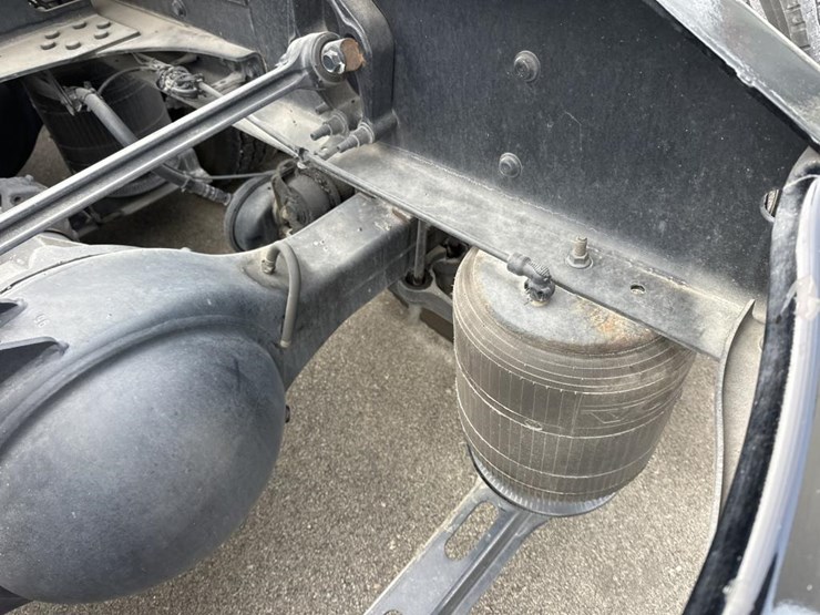 #2226-•-2024-volvo-vnl-sleeper-cab-semi-truck-tractor-image-38