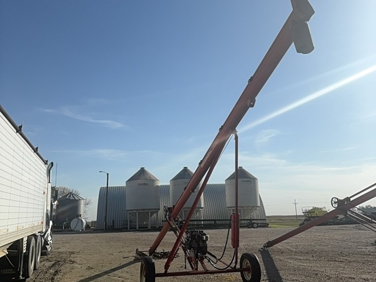 sakundiak-7–33-grain-auger-with-gas-engine-with-electric-start,-equipped-with-wheat-heart-drag-auger-image-11