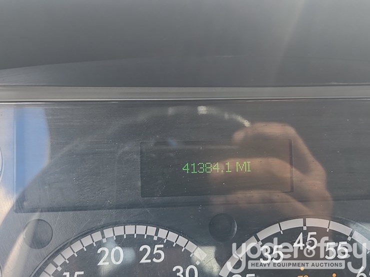 2021-freightliner-m2-106-image-128