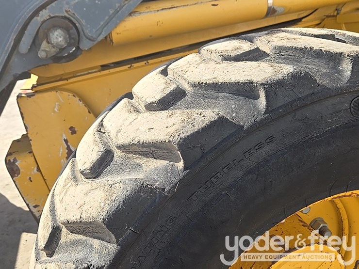 2010-deere-310sj-image-21