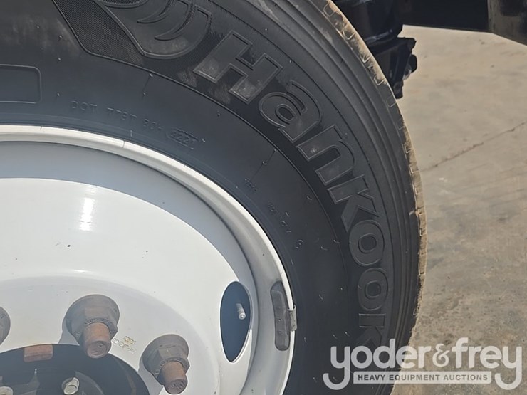 2021-freightliner-m2-106-image-57