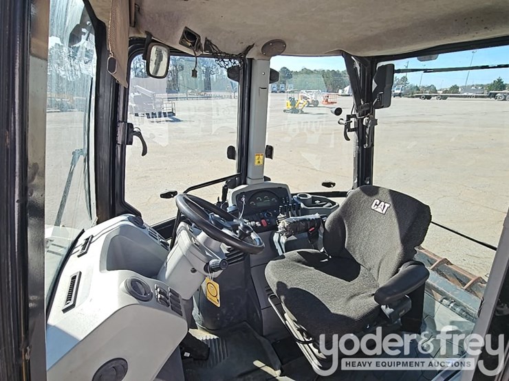 2017-caterpillar-415f2-il-image-35