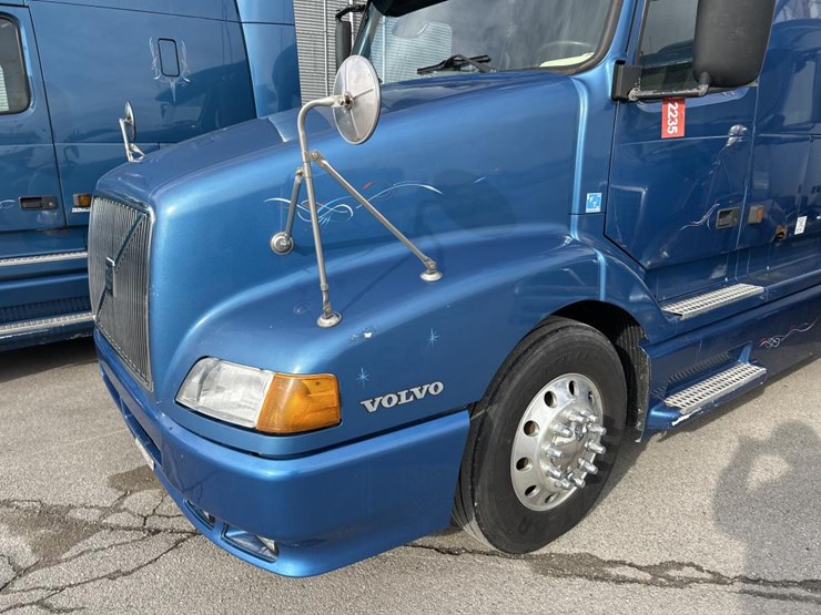 2003-volvo-10-image-9