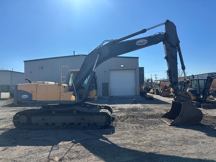 new-holland-eh215-image-6