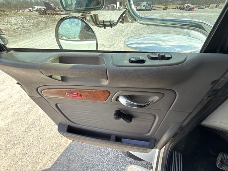 2008-peterbilt-367-image-34