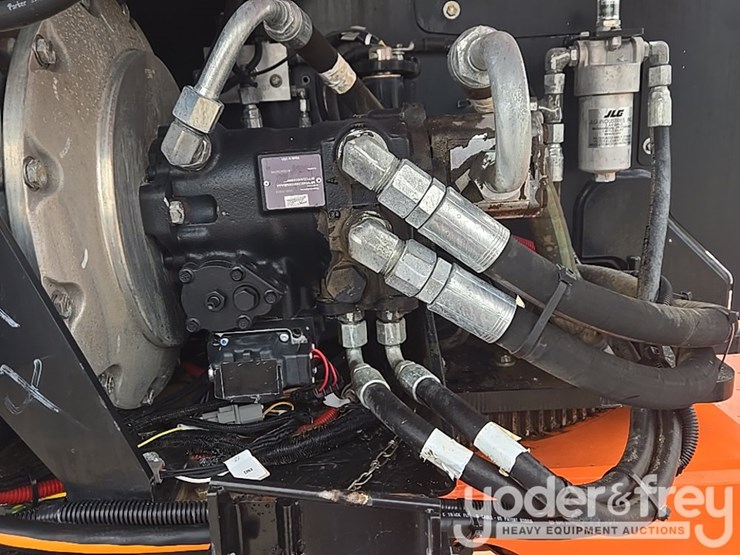 2015-jlg-600s-image-35