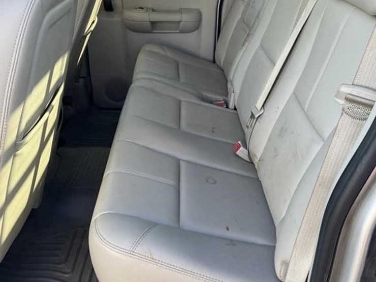 2011-gmc-3500-image-19