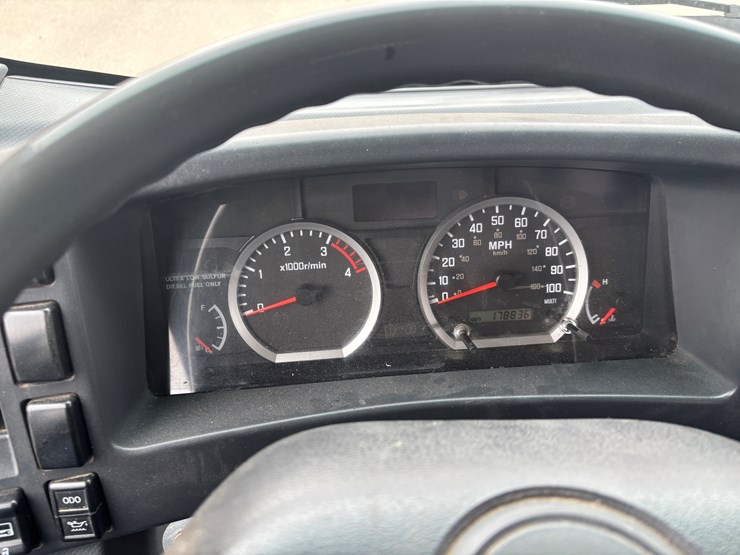 2015-isuzu-npr-xd-image-37