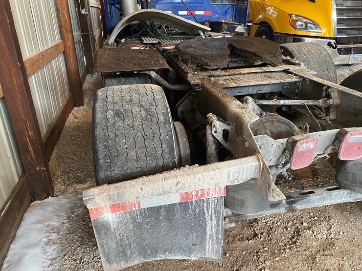 #310-•-2015-volvo-d13-tandem-axle-semi-rolled-over-(has-wi-title)-(algoma,-wi)-image-10