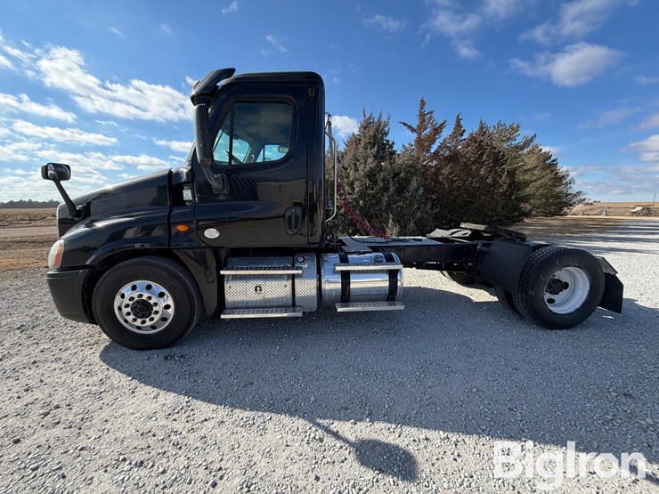 2015-freightliner-cascadia-125-image-8
