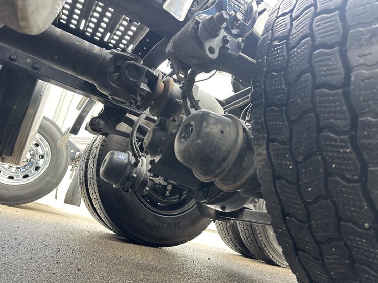 #2225-•-2024-volvo-vnl-sleeper-cab-semi-truck-tractor-image-38