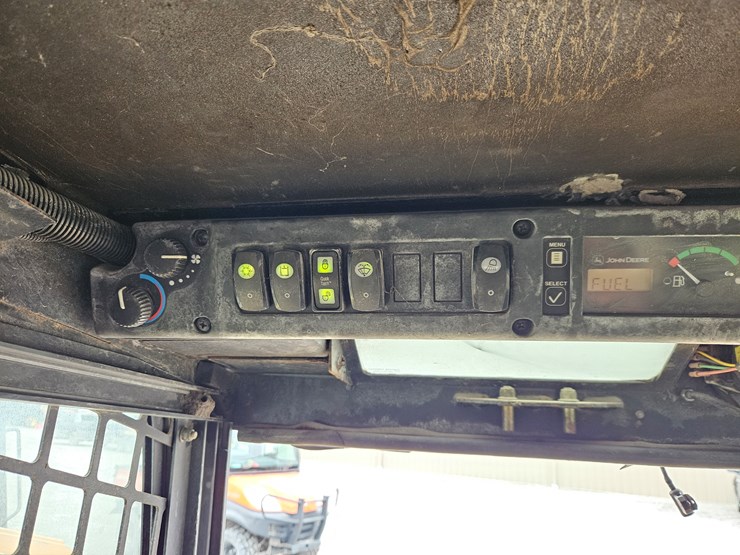 2007-deere-ct332-image-11