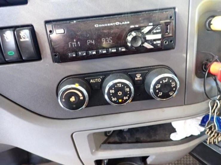 2016-peterbilt-567-image-24