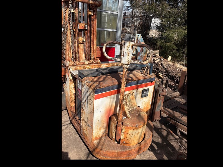 #10-•-clark-electric-forklift,-no-charger-image-4