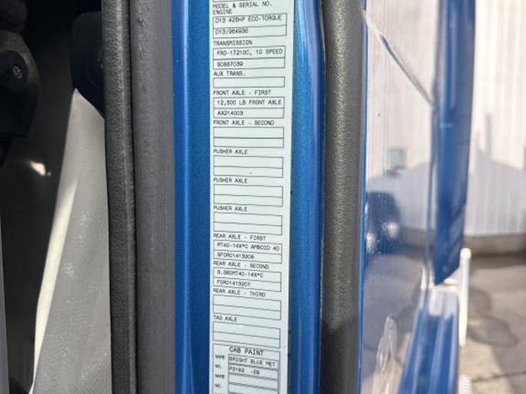 2012-volvo-10-image-66