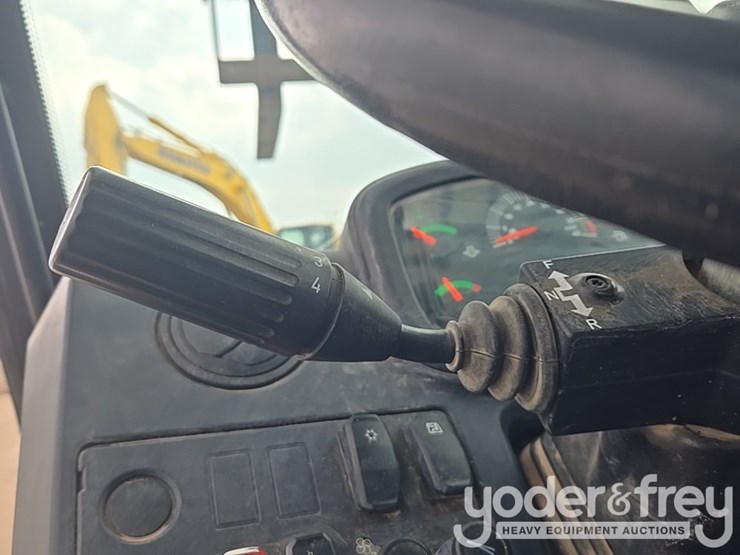 2018-caterpillar-tl1055d-image-68