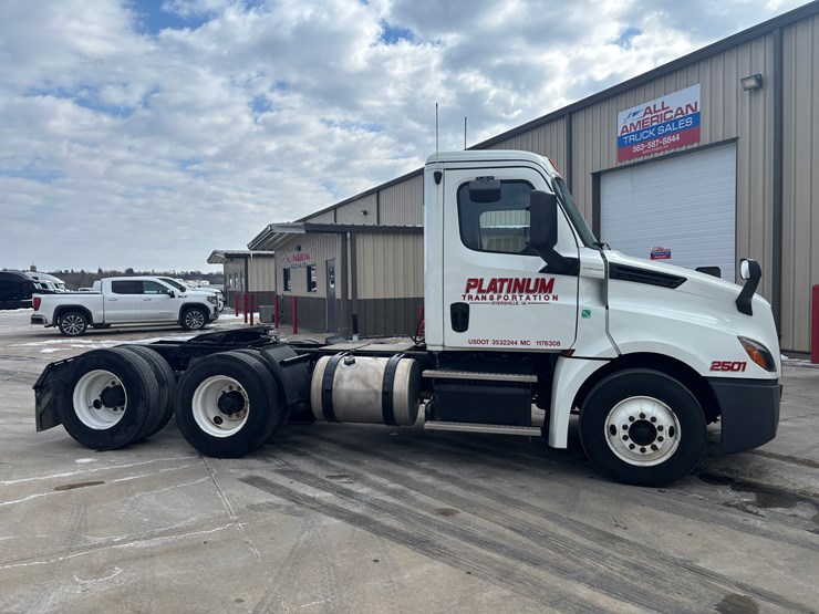 2018-freightliner-cascadia-126-image-4