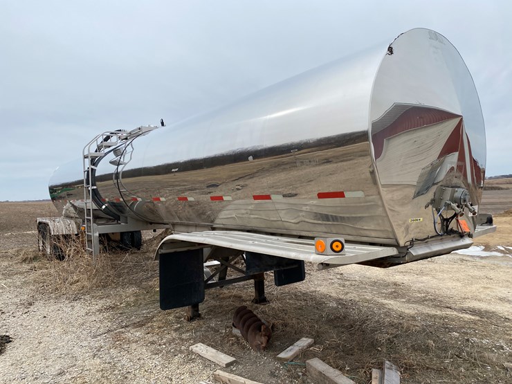 #540-•-2003-st+e-fab-insulated-6,200-gallon-tanker-trailer-(wi-title-in-delay)-(watertown,-wi)-image-4