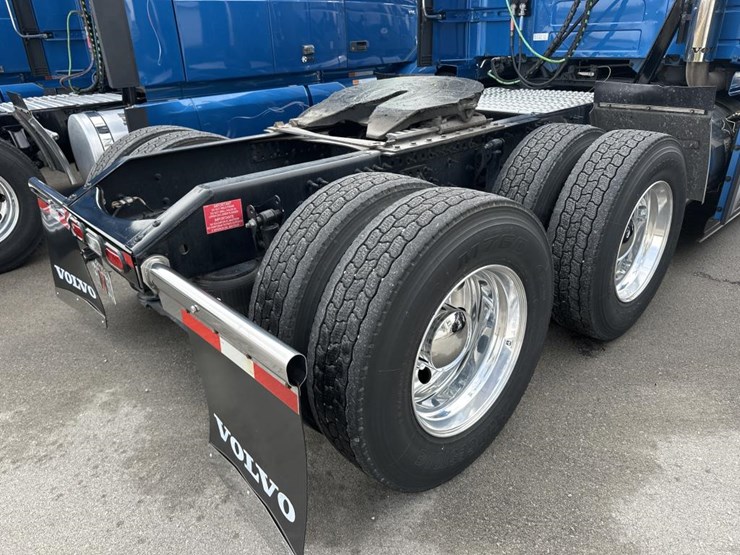 #2226-•-2024-volvo-vnl-sleeper-cab-semi-truck-tractor-image-16