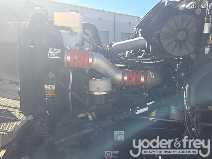 2009-peterbilt-335-image-26